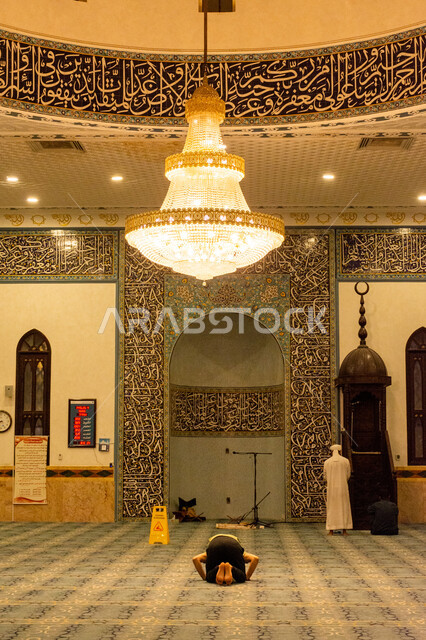 ثرية كبيرة معلقة في سقف قبة مسجد في منطقة الرقة بمدينة دبي، التصميم الهندسي المعماري لبناء المساجد على الطراز الإسلامي، الديكورات و الزخرفات الإسلامية، أماكن و معالم دينية مقدسة في الامارات, العبادة و التقرب إلى الله تعالى، الاجواء الدينية الروحانية