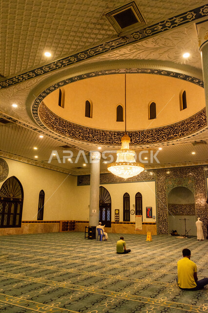 التصميم الهندسي المعماري لبناء المساجد على الطراز الإسلامي، الديكورات و الزخرفات الإسلامية، أماكن و معالم دينية مقدسة في الامارات, العبادة و التقرب إلى الله تعالى، الاجواء الدينية الروحانية، ثرية كبيرة معلقة في سقف قبة مسجد في منطقة الرقة بمدينة دبي