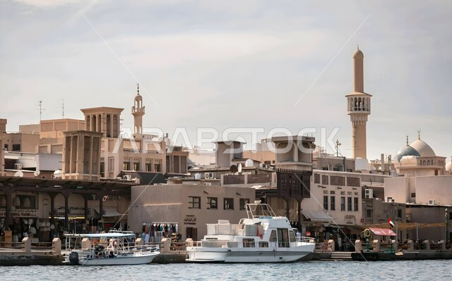 الواجهة البحرية على ساحل الخليج العربي، حركة اليخوت والسفن في بحر دبي في النهار, الفن الهندسي المعماري للمباني والمنشآت المطلة على المرفأ، النمو والتطور العمراني في دولة الإمارات العربية المتحدة، معالم إمارة دبي السياحية المشهورة