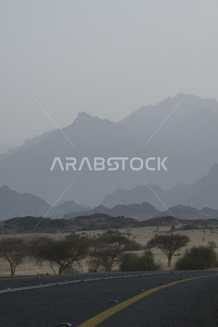  التكوينات و التشكيلات الصخرية ,الطرق و الشوارع الاسفلتية المعبدة ,الاجواء الضبابية فوق القمم والمرتفعات الجبلية في منطقة عسفان المهجورة, الاستمتاع بالمناظر الطبيعيه في المملكة العربية السعودية, خلفية الطبيعه
