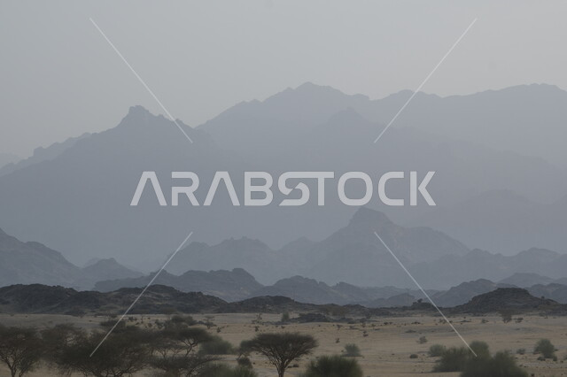  التكوينات و التشكيلات الصخرية ,الاجواء الضبابية فوق القمم والمرتفعات الجبلية في منطقة عسفان المهجورة, الاستمتاع بالمناظر الطبيعيه في المملكة العربية السعودية, خلفية الطبيعه