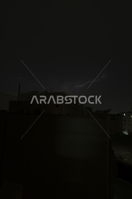 عاصفة رعدية تضرب حي الصفا في وقت الليل ,الأجواء الشتوية في المملكة العربية السعودية, حالات الطقس والكوارث و الظواهر الطبيعية، الرعد والبرق في سماء مدينة جدة ,خلفية الطبيعة