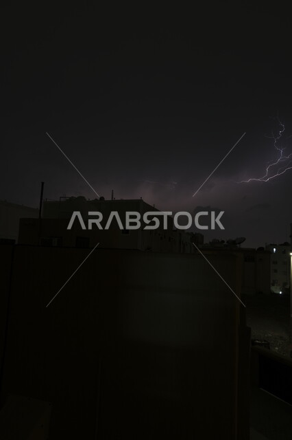 عاصفة رعدية تضرب حي الصفا في وقت الليل ,الأجواء الشتوية في المملكة العربية السعودية, حالات الطقس والكوارث و الظواهر الطبيعية، الرعد والبرق في سماء مدينة جدة ,خلفية الطبيعة