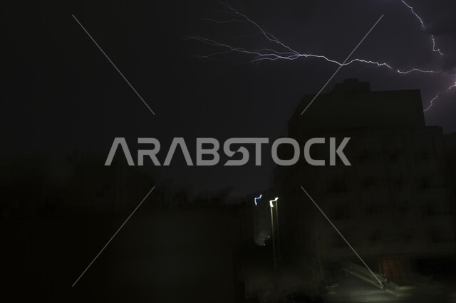 حالات الطقس والكوارث و الظواهر الطبيعية، الرعد والبرق في سماء مدينة جدة، عاصفة رعدية تضرب حي الصفا في وقت الليل ,الأجواء الشتوية في المملكة العربية السعودية, خلفية الطبيعة