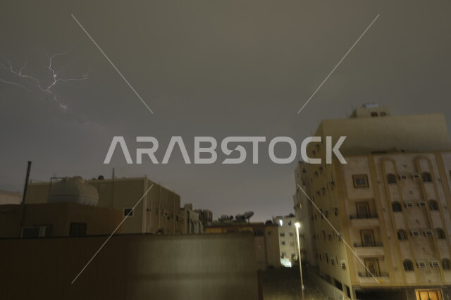 عاصفة رعدية تضرب حي الصفا في وقت الليل ,الأجواء الشتوية في المملكة العربية السعودية, حالات الطقس والكوارث و الظواهر الطبيعية، الرعد والبرق فوق المباني السكنية في سماء مدينة جدة، خلفية الطبيعة