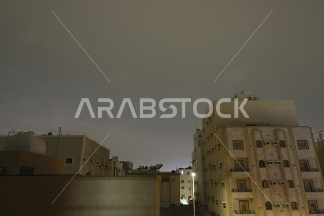 البرق و الرعد فوق المباني السكنية في حي الصفا في سماء مدينة جدة في وقت الليل ,الأجواء الشتوية في المملكة العربية السعودية, حالات الطقس والكوارث و الظواهر الطبيعية، خلفية الطبيعة