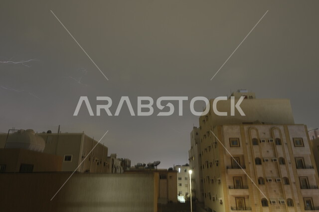 عاصفة رعدية تضرب حي الصفا في وقت الليل ,الأجواء الشتوية في المملكة العربية السعودية, حالات الطقس والكوارث و الظواهر الطبيعية، الرعد والبرق فوق المباني السكنية في سماء مدينة جدة، خلفية الطبيعة