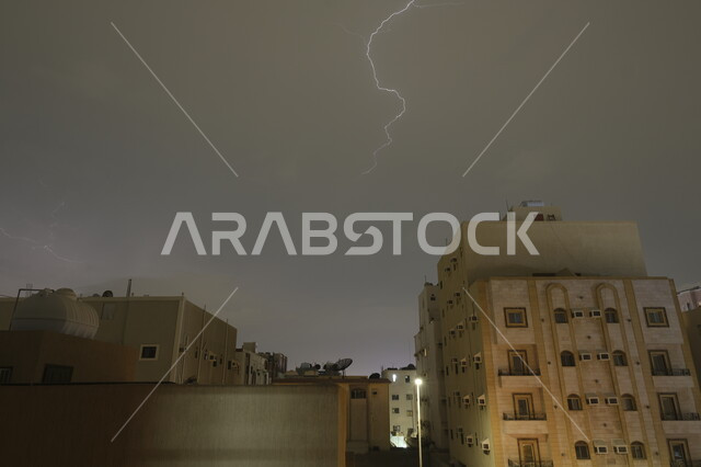 الأجواء الشتوية في المملكة العربية السعودية, حالات الطقس والكوارث و الظواهر الطبيعية، الرعد والبرق فوق المباني السكنية في سماء مدينة جدة، عاصفة رعدية تضرب حي الصفا في وقت الليل ,خلفية الطبيعة