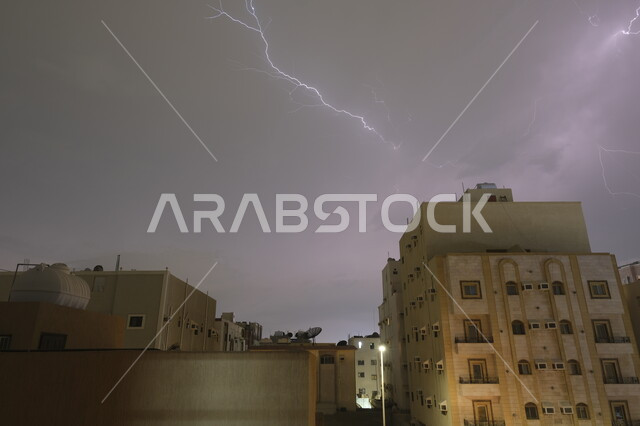 الأجواء الشتوية في المملكة العربية السعودية, حالات الطقس والكوارث و الظواهر الطبيعية، الرعد والبرق فوق المباني السكنية في سماء مدينة جدة، عاصفة رعدية تضرب حي الصفا في وقت الليل ,خلفية الطبيعة