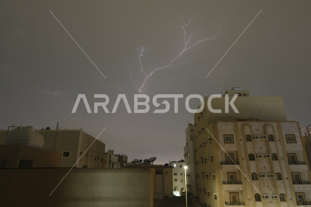  عاصفة رعدية تضرب حي الصفا في وقت الليل ,حالات الطقس والكوارث و الظواهر الطبيعية، الرعد والبرق فوق المباني السكنية في سماء مدينة جدة، الأجواء الشتوية في المملكة العربية السعودية, خلفية الطبيعة