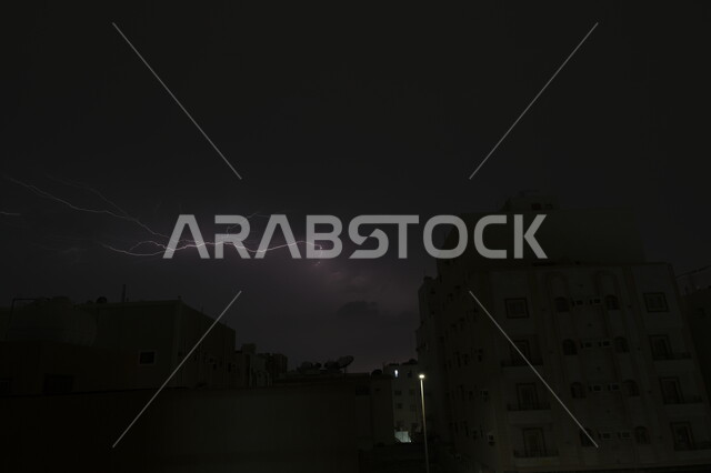 حالات الطقس والكوارث و الظواهر الطبيعية، الرعد والبرق في سماء مدينة جدة، عاصفة رعدية تضرب حي الصفا في وقت الليل ,الأجواء الشتوية في المملكة العربية السعودية, خلفية الطبيعة
