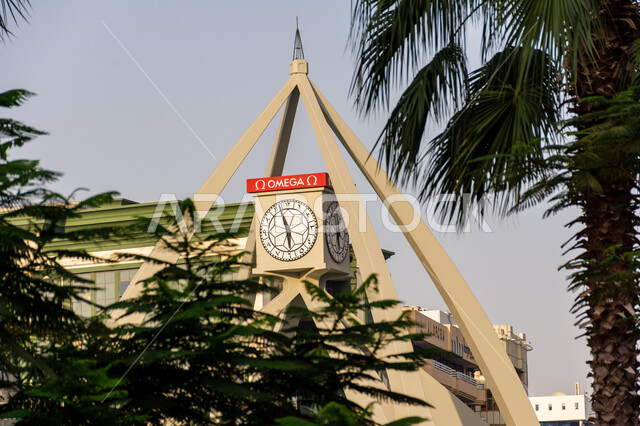 النمو والتطور العمراني في الامارات العربية المتحدة, أماكن ومعالم سياحية مشهورة, مقصد السياح و الزائرين من مختلف البلدان, الفن الهندسي المعماري على الطراز الحديث, برج الساعه في ديرة في دبي وقت النهار, خلفية المباني و المنشآت السكنية و التجارية