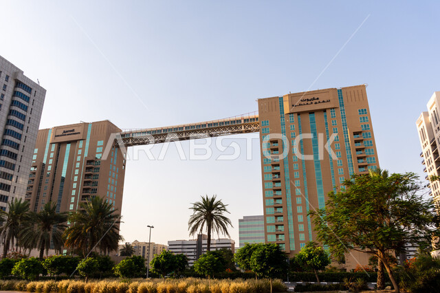 الفنادق والمنتجعات الفاخرة، مبنى شقق ماريوت الفندقية بخور دبي، مدن ومعالم سياحية مشهورة، الفن الهندسي المعماري الحديث للابراج وناطحات السحاب الشاهقة، اماكن جذب واستقطاب السياح، السياحة في الامارات العربية المتحدة