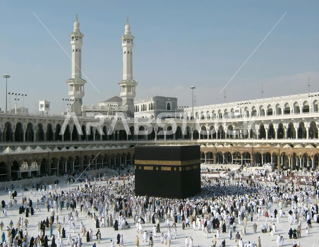 الكعبة المشرفة بمكة المكرمة, حجاج بيت الله الحرام في ساحات الحرم المكي الشريف, مقصد المسلمين من أنحاء العالم, أداء مناسك الحج والعمرة, الأماكن والمعالم الدينية الإسلامية المقدسة في المملكة العربية السعودية, العبادة والتقرب إلى الله تعالى