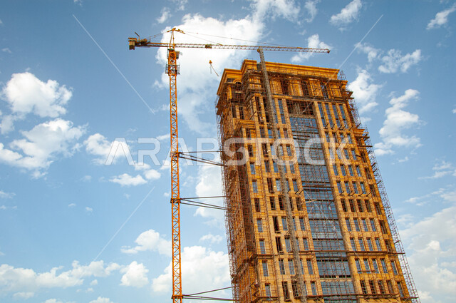 مبنى قيد الإنشاء والتشييد في المملكة العربية السعودية, مفهوم الهندسة الانشائية والمعمارية, المعدات الثقيلة والرافعات والسقالات العالية، أعمال البناء وصب الخرسانات ووضع الأساسات الأولية، تنفيذ مخطط الإعمار وتشكيل الهيكل المعدني