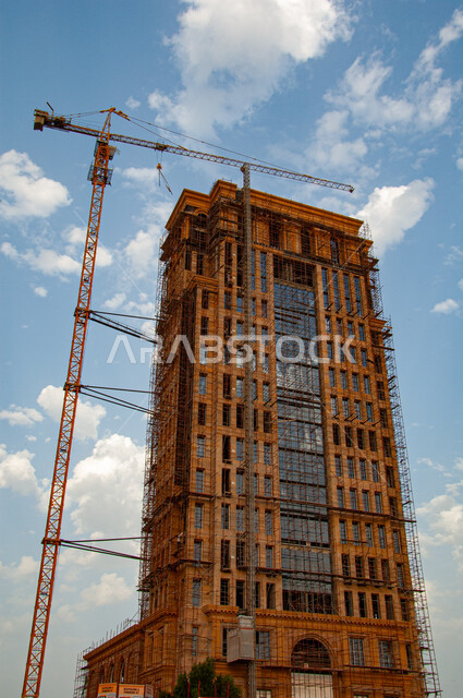 مبنى قيد الإنشاء والتشييد في المملكة العربية السعودية, مفهوم الهندسة الانشائية والمعمارية, المعدات الثقيلة والرافعات والسقالات العالية، أعمال البناء وصب الخرسانات ووضع الأساسات الأولية، تنفيذ مخطط الإعمار وتشكيل الهيكل المعدني