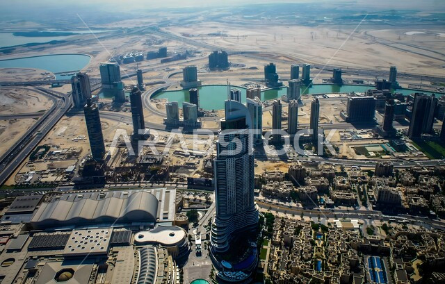 المنشآت والمباني التجارية الشاهقة، الفنون والتصاميم المعمارية الحديثة للأبراج وناطحات السحاب، صورة من الأعلى للتقدم والنمو العمراني في إمارة دبي، الفن الهندسي المعماري في بناء برج خليفة المشهور في الامارات العربية المتحدة، تطوير البنية التحتية للمدن السياحية