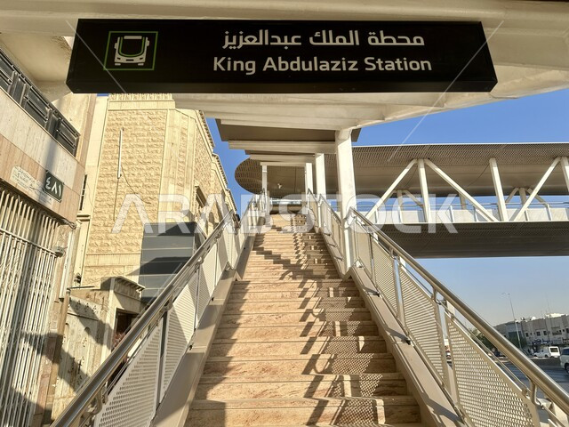 لافتة ارشادية باللغتين العربية والانجليزية داخل محطة حافلات في مدينة الرياض، وسائل النقل البرية السريعة الحديثة, توفير التسهيلات والخدمات في السعودية، استخدام اللافتات الدلالية واللوحات الارشادية، مفهوم المواصلات العامة، مخرج الى شارع الملك عبد العزيز