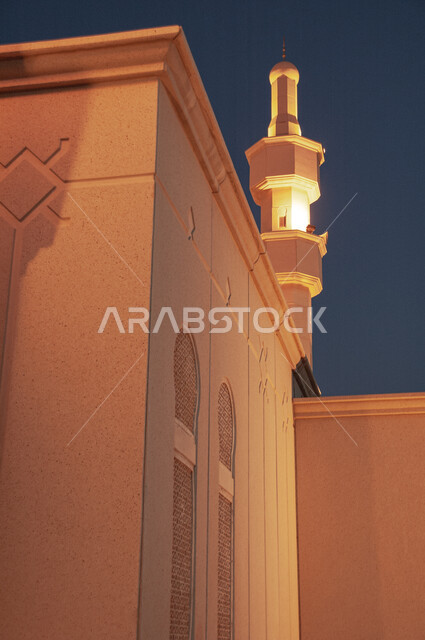 الفن الهندسي المعماري لبناء المساجد على الطراز العربي الإسلامي, مأذنة مسجد مضيئة ليلاً في المملكة العربية السعودية, مفهوم العبادة والتقرب إلى الله تعالى, نداء المسلمين لأداء الفرائض والعبادات