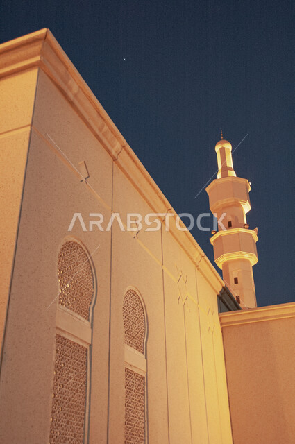 مفهوم العبادة والتقرب إلى الله تعالى, نداء المسلمين لأداء الفرائض والعبادات, الفن الهندسي المعماري لبناء المساجد على الطراز العربي الإسلامي, مأذنة مسجد مضيئة ليلاً في المملكة العربية السعودية