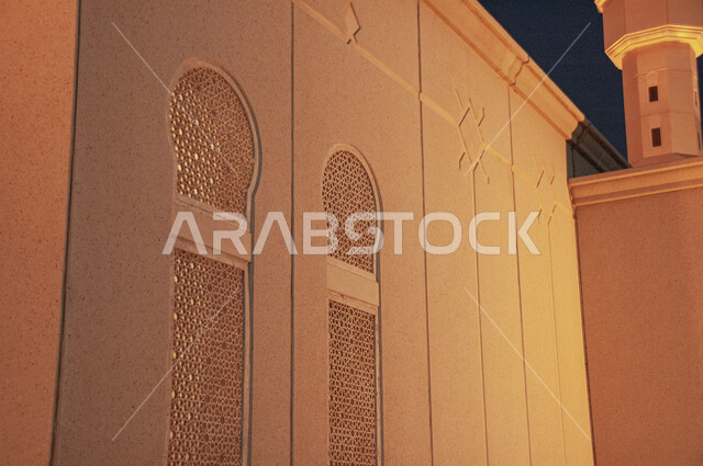 الفن الهندسي المعماري لبناء المساجد على الطراز العربي الإسلامي, مأذنة مسجد مضيئة ليلاً في المملكة العربية السعودية, مفهوم العبادة والتقرب إلى الله تعالى, نداء المسلمين لأداء الفرائض والعبادات