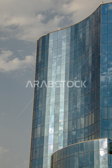 النمو والتطور العمراني في المملكة العربية السعودية, الفن الهندسي المعماري لبناء الأبراج وناطحات السحاب, واجهة مبنى على طريق الملك فهد ( الدمام الخبر السريع), منظر انعكاس الغيوم على الواجهات الزجاجية الكبيرة, المعالم السياحية المشهورة