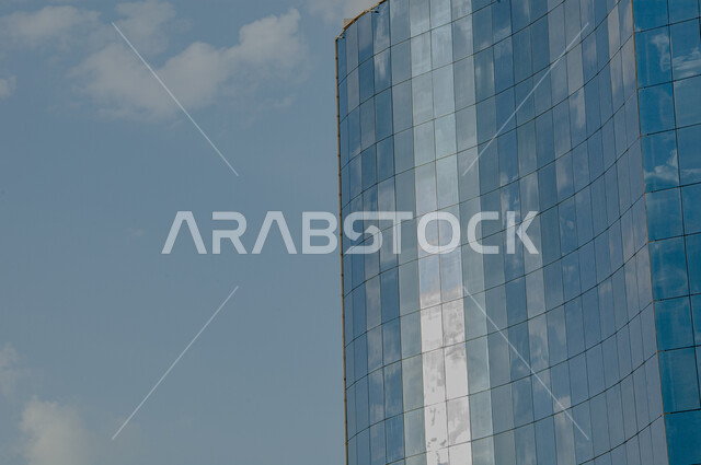 الفن الهندسي المعماري لبناء الأبراج وناطحات السحاب, واجهة مبنى على طريق الملك فهد ( الدمام الخبر السريع), النمو والتطور العمراني في المملكة العربية السعودية, منظر انعكاس الغيوم على الواجهات الزجاجية الكبيرة, المعالم السياحية المشهورة