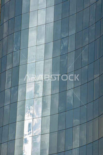 واجهة مبنى على طريق الملك فهد ( الدمام الخبر السريع), الفن الهندسي المعماري لبناء الأبراج وناطحات السحاب, النمو والتطور العمراني في المملكة العربية السعودية, منظر انعكاس الغيوم على الواجهات الزجاجية الكبيرة, المعالم السياحية المشهورة