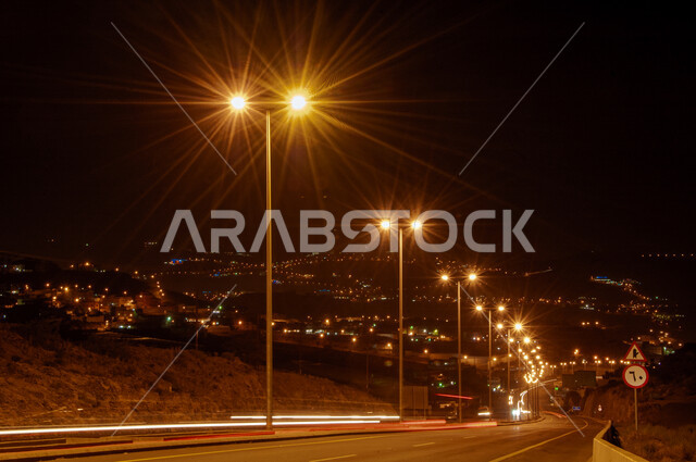 خط سير السيارات في منطقة الباحة في وقت الليل, أعمدة الإنارة على طرف الطريق, الطرق والشوارع الاسفلتية المعبدة السريعة, الاهتمام بتهيئة البنية التحتية في المملكة العربية السعودية