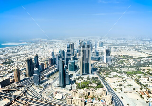 النمو ولتطور العمراني في مدينة دبي, الفن الهندسي المعماري لبناء الأبراج وناطحات السحاب, المباني والمنشآت الشاهقة السكنية والجارية, الأماكن السياحية المشهورة في الإمارات العربية المتحدة, جذب واستقطاب السياح من أنحاء العالم