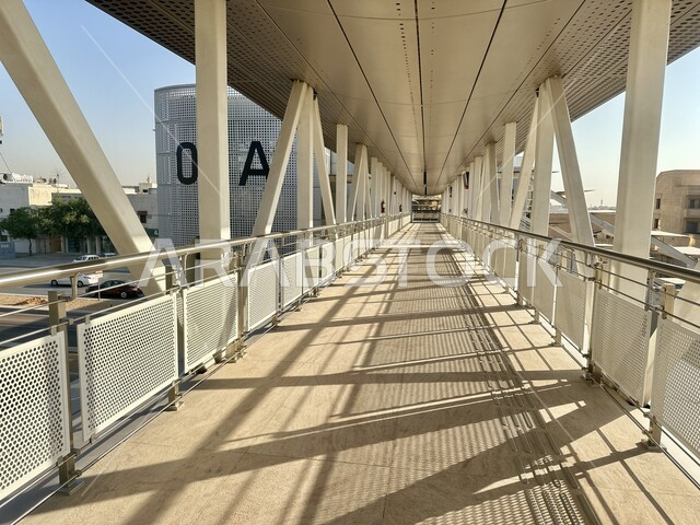 توفير التسهيلات والخدمات في المملكة العربية السعودية، وسائل النقل البرية السريعة الحديثة داخل محطة حافلات في مدينة الرياض, مفهوم المواصلات العامة، مخرج الى شارع الملك عبد العزيز