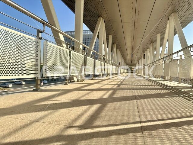 توفير التسهيلات والخدمات في المملكة العربية السعودية، وسائل النقل البرية السريعة الحديثة داخل محطة حافلات في مدينة الرياض, مفهوم المواصلات العامة، مخرج الى شارع الملك عبد العزيز