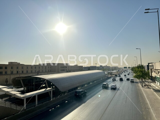 وسائل النقل البرية السريعة الحديثة داخل محطة حافلات في مدينة الرياض, توفير التسهيلات والخدمات في المملكة العربية السعودية، مفهوم المواصلات العامة، مخرج الى شارع الملك عبد العزيز