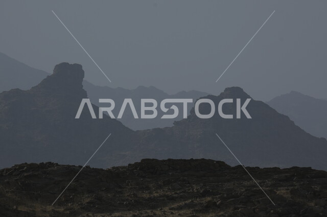التكوينات و التشكيلات الصخرية ,الاجواء الضبابية فوق القمم والمرتفعات الجبلية في منطقة عسفان المهجورة, الاستمتاع بالمناظر الطبيعيه في المملكة العربية السعودية, خلفية الطبيعه
