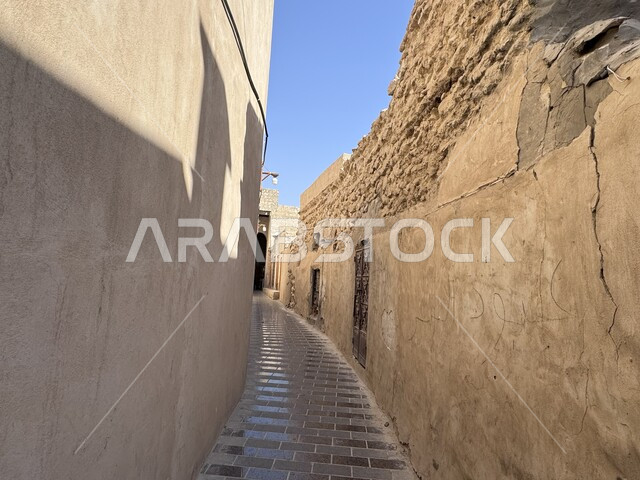 الأسواق الشعبية التقليدية الأثرية, الأماكن السياحية التراثية المشهورة في المملكة العربية السعودية, مناطق جذب واستقطاب السياح, المعالم التاريخية القديمة, التصاميم الهندسية المعمارية على الطراز القديم, مدخل سوق القيصرية في مدينة الأحساء نهارا