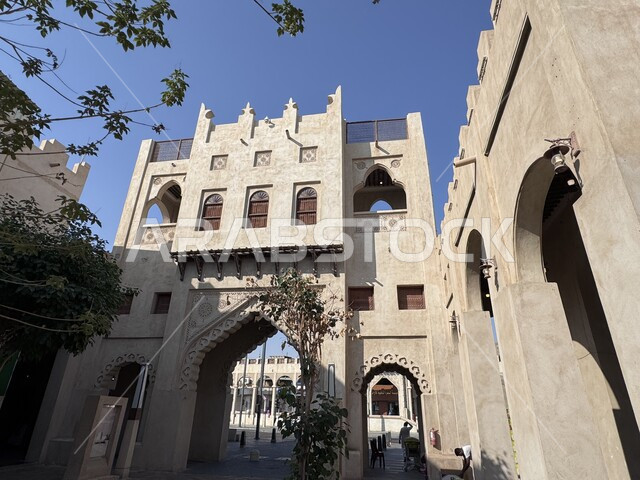 مناطق جذب واستقطاب السياح, المعالم التاريخية القديمة, التصاميم الهندسية المعمارية على الطراز القديم, مدخل سوق القيصرية في مدينة الأحساء نهارا, الأسواق الشعبية التقليدية الأثرية, الأماكن السياحية التراثية المشهورة في المملكة العربية السعودية