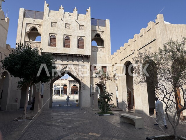مناطق جذب واستقطاب السياح, المعالم التاريخية القديمة, التصاميم الهندسية المعمارية على الطراز القديم, مدخل سوق القيصرية في مدينة الأحساء نهارا, الأسواق الشعبية التقليدية الأثرية, الأماكن السياحية التراثية المشهورة في المملكة العربية السعودية