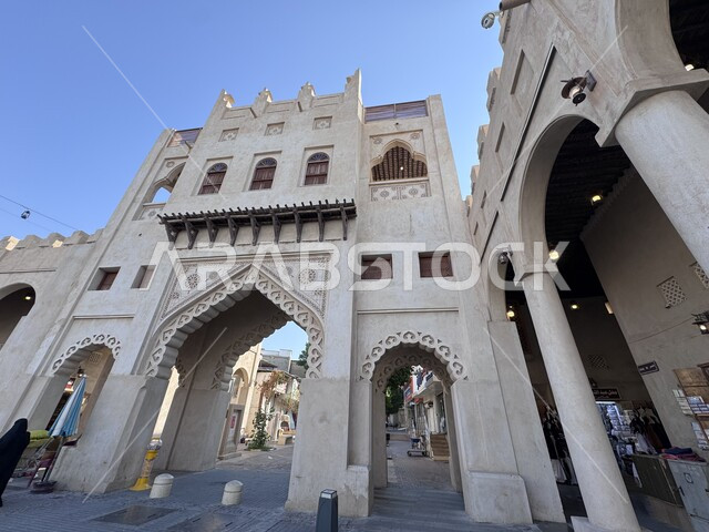 المعالم التاريخية القديمة, التصاميم الهندسية المعمارية على الطراز القديم, مدخل سوق القيصرية في مدينة الأحساء نهارا, الأسواق الشعبية التقليدية الأثرية, الأماكن السياحية التراثية المشهورة في المملكة العربية السعودية, مناطق جذب واستقطاب السياح