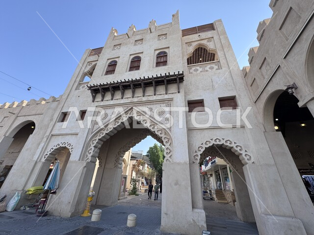 مناطق جذب واستقطاب السياح, المعالم التاريخية القديمة, التصاميم الهندسية المعمارية على الطراز القديم, مدخل سوق القيصرية في مدينة الأحساء نهارا, الأسواق الشعبية التقليدية الأثرية, الأماكن السياحية التراثية المشهورة في المملكة العربية السعودية