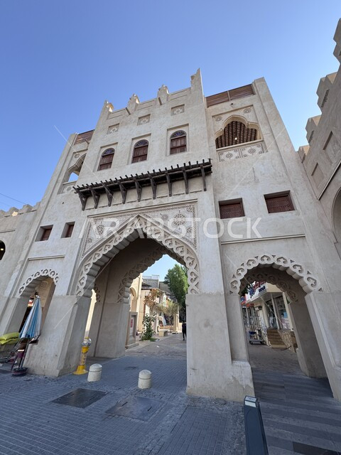 المعالم التاريخية القديمة, التصاميم الهندسية المعمارية على الطراز القديم, مدخل سوق القيصرية في مدينة الأحساء نهارا, الأسواق الشعبية التقليدية الأثرية, الأماكن السياحية التراثية المشهورة في المملكة العربية السعودية, مناطق جذب واستقطاب السياح