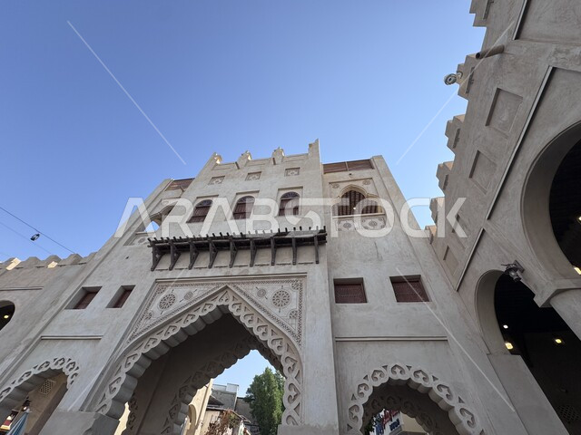 مناطق جذب واستقطاب السياح, المعالم التاريخية القديمة, التصاميم الهندسية المعمارية على الطراز القديم, مدخل سوق القيصرية في مدينة الأحساء نهارا, الأسواق الشعبية التقليدية الأثرية, الأماكن السياحية التراثية المشهورة في المملكة العربية السعودية
