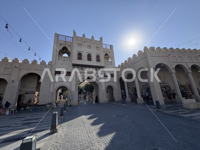 المعالم التاريخية القديمة, التصاميم الهندسية المعمارية على الطراز القديم, مدخل سوق القيصرية في مدينة الأحساء نهارا, الأسواق الشعبية التقليدية الأثرية, الأماكن السياحية التراثية المشهورة في المملكة العربية السعودية, مناطق جذب واستقطاب السياح