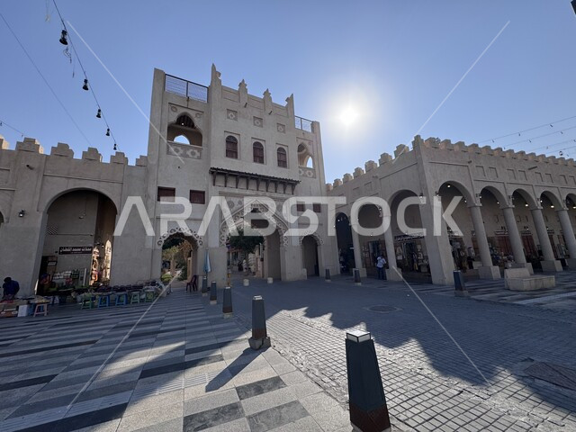 مناطق جذب واستقطاب السياح, المعالم التاريخية القديمة, التصاميم الهندسية المعمارية على الطراز القديم, مدخل سوق القيصرية في مدينة الأحساء نهارا, الأسواق الشعبية التقليدية الأثرية, الأماكن السياحية التراثية المشهورة في المملكة العربية السعودية