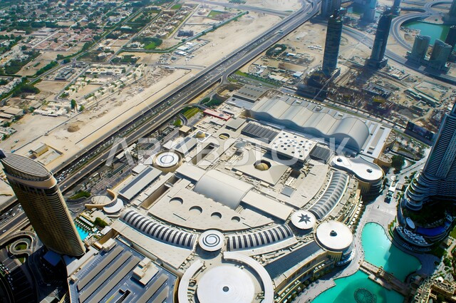 اماكن الأنشطة العائلية الترفيهية، الفن الهندسي المعماري الحديث للمولات وناطحات السحاب الشاهقة، صورة من الاعلى لمبنى دبي مارينا مول بإمارة دبي، شركة إعمار العقارية، السياحة في الإمارات العربية المتحدة، مراكز التسوق والمتاجر الفاخرة