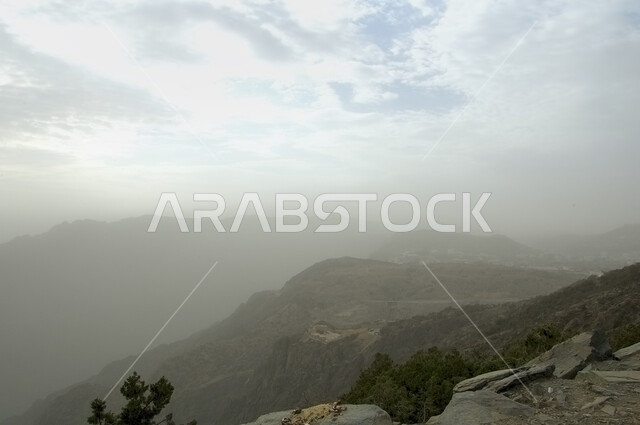 تشكيلات الصخور في المناطق الجبلية, الجبال والطبيعة في منطقة الباحة, المعالم السياحية الطبيعية المشهورة في المملكة العربية السعودية، أماكن لجذب واستقطاب السياح من أنحاء العالم, التكوينات الصخرية في القمم والمرتفعات