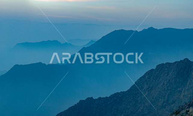 الجبال والطبيعة في منطقة الباحة, تشكيلات الصخور في المناطق الجبلية, المعالم السياحية الطبيعية المشهورة في المملكة العربية السعودية، أماكن لجذب واستقطاب السياح من أنحاء العالم, التكوينات الصخرية في القمم والمرتفعات