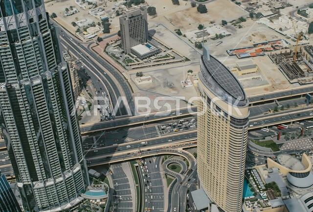 المنشآت والمباني التجارية الشاهقة، الفنون والتصاميم المعمارية الحديثة للأبراج وناطحات السحاب، صورة من الأعلى للتقدم والنمو العمراني في إمارة دبي، الفن الهندسي المعماري في بناء برج خليفة المشهور في الامارات العربية المتحدة، تطوير البنية التحتية للمدن السياحية