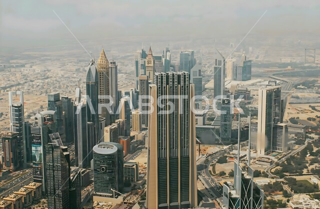 تطوير البنية التحتية للمدن السياحية، المنشآت والمباني التجارية الشاهقة، الفنون والتصاميم المعمارية الحديثة للأبراج وناطحات السحاب، صورة من الأعلى للتقدم والنمو العمراني في إمارة دبي، الفن الهندسي المعماري في بناء برج المؤشر في الامارات العربية المتحدة