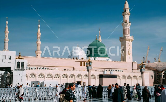 المسجد النبوي الشريف في المدينة المنورة بالمملكة العربية السعودية، المعالم الدينية الإسلامية المشهورة، القبة الخضراء والمآذن الشامخة، تجمع المسلمين في المجمع الخارجي للحرم النبوي نهارا, الأماكن المقدسة في الدين الإسلامي