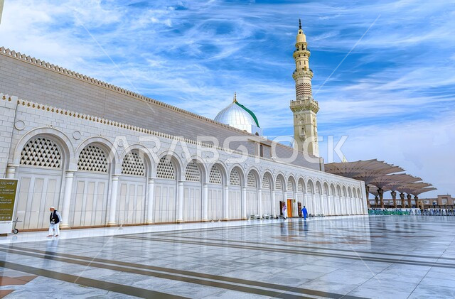 الفناء الخارجي للحرم النبوي والمظلات الالكترونية في النهار، القبة الخضراء والمئذنة الشامخة، الفن الهندسي المعماري في بناء المسجد النبوي الشريف في المدينة المنورة بالمملكة العربية السعودية، المعالم الدينية الإسلامية المشهورة، الأماكن المقدسة في الدين الإسلامي